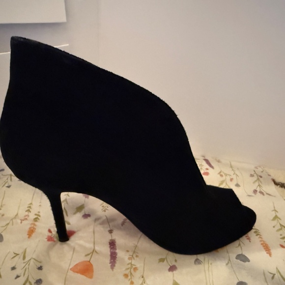 Ann Tuil Black Suede Peep-Toe Pumps - Size 8 - Picture 4 of 14
